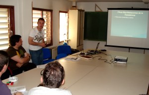 Explicaciones de Felix a los asistentes