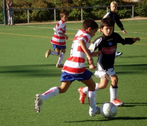 Acción entre el Granada CF y el Deportivo Alavés