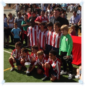 El Atco. de Madrid recibiendo la copa de Campeón