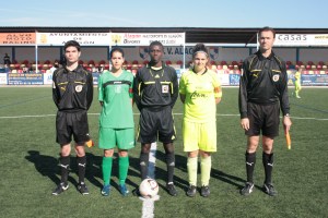Las capitanas con el trío arbitral.