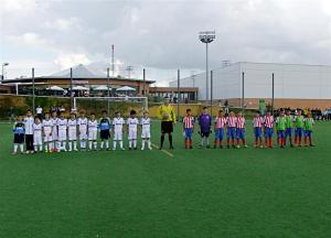 Saludo de los equipos en la final.